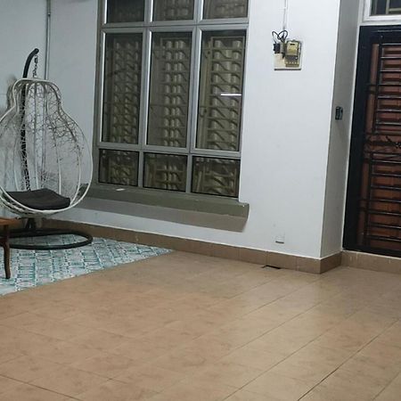 Zulaikha'S Homestay Ulu Tiram Johor Bahru Extérieur photo